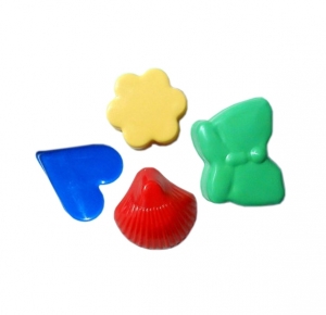 Set mit 4 klassischen Sandformen für Kinder.